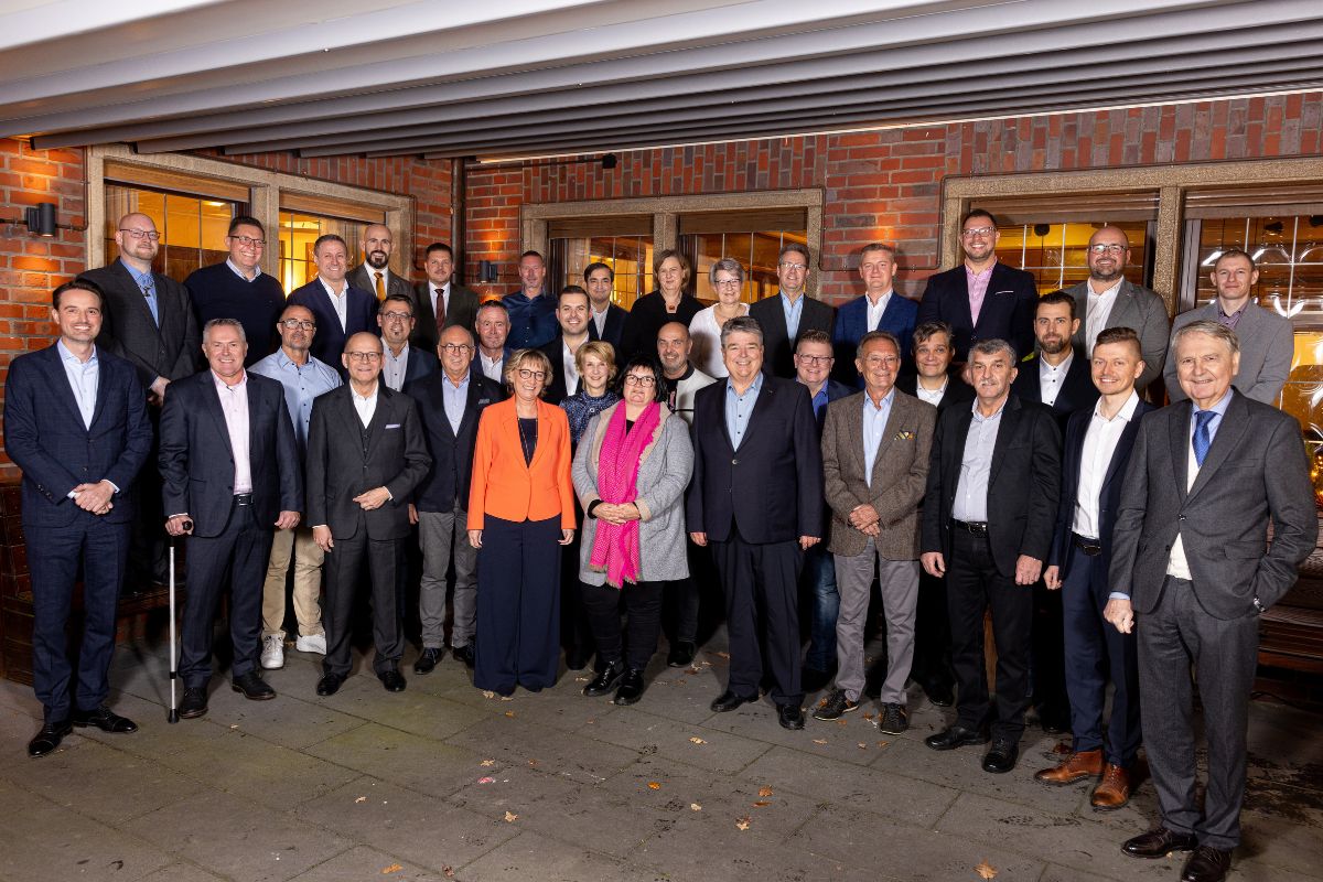 Traditional group photo of the 2024 jubilarians in front of Gasthof Berger in Bottrop, Kirchhellen